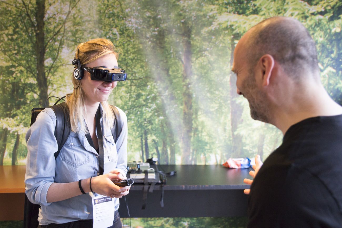 Een deelnemer doet de VR-experience psychose tijdens de praktijkdag